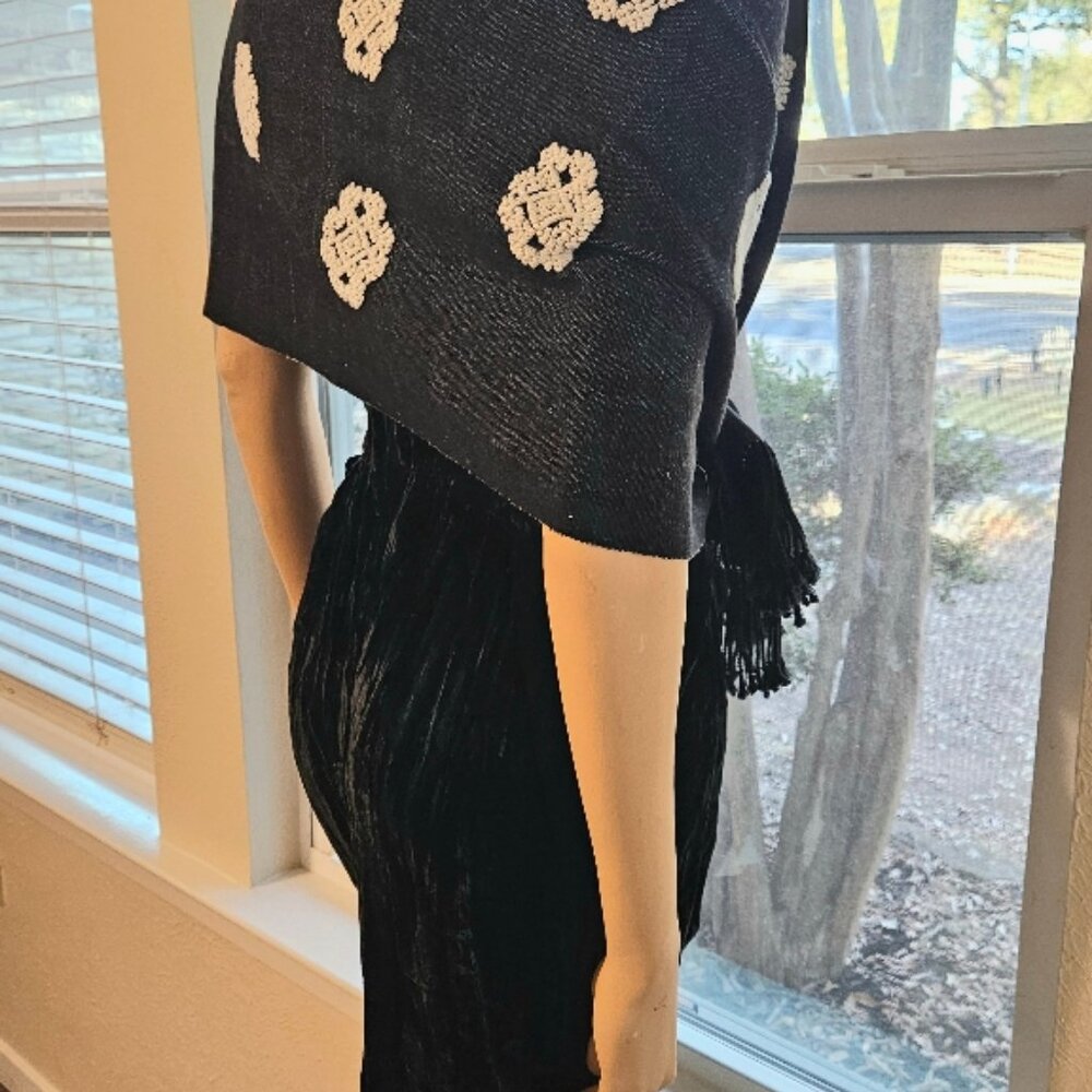 Boutique Mexican Casilda Mut black white handwoven wrap shawl